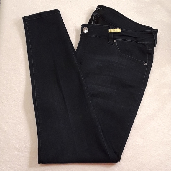 Celebrity Pink Dawson Super Skinny Jeans. Women's Plus Size: W20x29L. - Picture 4 of 9